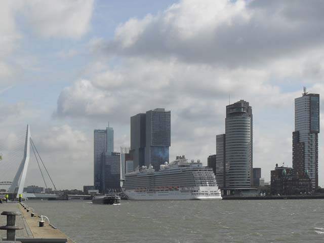 ruiseschip ms Royal Princess van Princess Cruises aan de Cruise Terminal Rotterdam